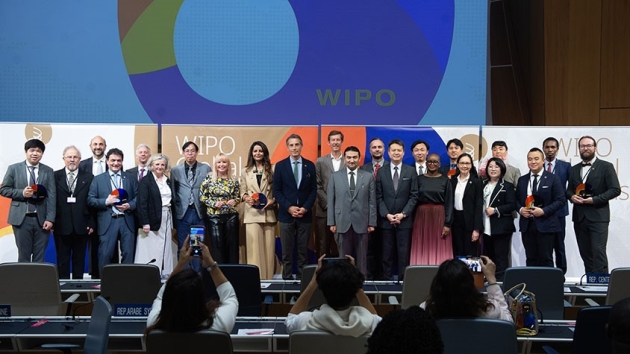 Das sind die Sieger:innen der WIPO Global Awards 2024 - Vertreter:innen der neun ausgezeichneten Unternehmen bei der Award-Verleihung - Quelle: WIPO/Martin